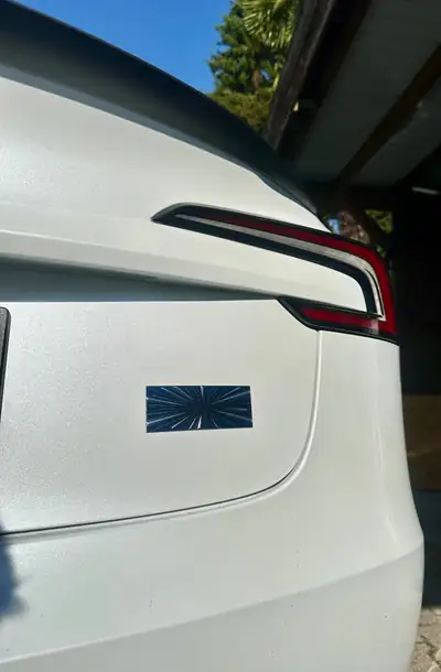Tesla Model 3 Performance 2025 — Électrique haute performance, 7500 km seulement — Seitenansicht