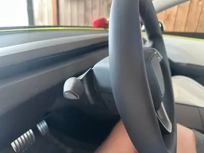 Tesla Model 3 Performance 2025 — Électrique haute performance, 7500 km seulement — Innenraum
