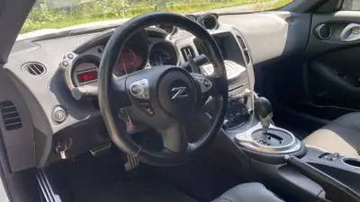 Nissan 370 Z 3.7 V6 — Cabriolet sportif légendaire, 33'000 km seulement — interni