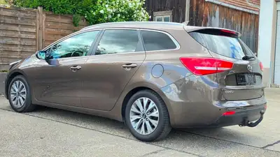 Kia Ceed 1.6 GDi Style — Break pratique et économique, entretien complet — vista posteriore