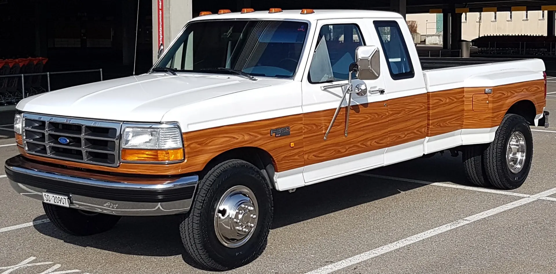 Ford F-350 XLT — Mythique pick-up américain, kilométrage préservé — Außenansicht
