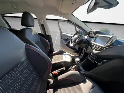 Peugeot 208 1.2 PureTech GT Line — Citadine dynamique, expertisée et économe — Miniature 14