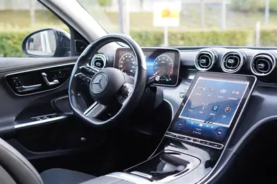 Mercedes-Benz C 200 4MATIC — Berline élégante et polyvalente, tout-terrain affirmé — vista posteriore