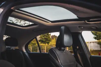 Mercedes-Benz C 200 4MATIC — Berline élégante et polyvalente, tout-terrain affirmé — Miniatura 7