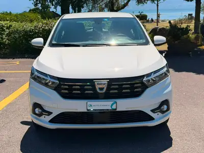 Dacia Sandero TCe 90 Comfort — Petit budget, grande praticité, 26 800 km seulement — vue extérieure