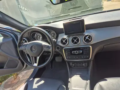 Mercedes-Benz GLA 220 d Urban — SUV compact diesel, 4×4 intégral, 210'000 km — fianco