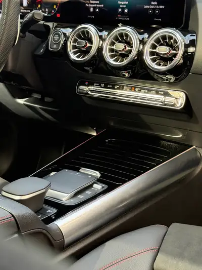 Mercedes-AMG GLA 45 S 4Matic+ — 421 ch, pack premium et toit ouvrant panoramique — Miniature 14