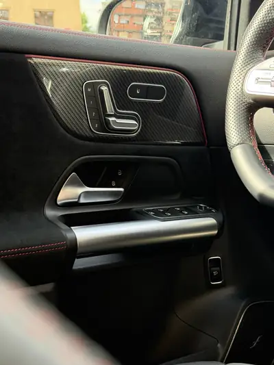 Mercedes-AMG GLA 45 S 4Matic+ — 421 ch, pack premium et toit ouvrant panoramique — Miniature 13