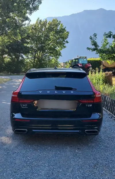 Volvo V60 2.0 T5 R-Design — Break premium 250 ch, toit panoramique et caméra 360° — Heckansicht