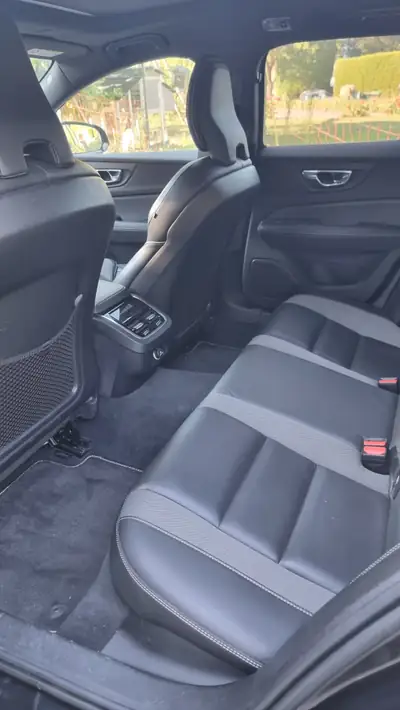 Volvo V60 2.0 T5 R-Design — Break premium 250 ch, toit panoramique et caméra 360° — Armaturenbrett