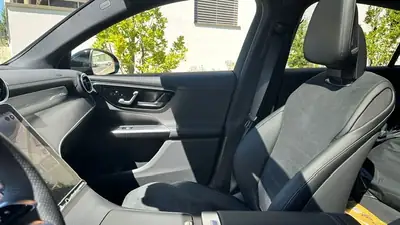 Mercedes-Benz GLC 400 E 4MATIC — SUV hybride rechargeable premium, 6000 km seulement — Innenraum