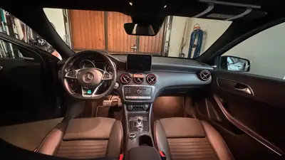 Mercedes-AMG A 45 4MATIC — Berline sportive 381 ch, essence, 190'000 km — Armaturenbrett