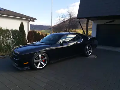 Dodge Challenger 6.1 HEMI SRT8 — Muscle car légendaire, 482 ch purs — vista posteriore