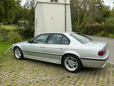 BMW 740i — Berline de prestige, moteur V8 puissant, 200'000 km — vista posteriore