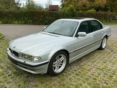 BMW 740i — Berline de prestige, moteur V8 puissant, 200'000 km — fianco