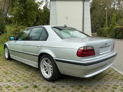 BMW 740i — Berline de prestige, moteur V8 puissant, 200'000 km — interni