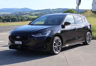 Ford Focus 1.0i EcoBoost Hybrid 155 ST-Line — Compacte hybride légère et économe — Heckansicht
