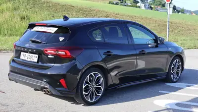 Ford Focus 1.0i EcoBoost Hybrid 155 ST-Line — Compacte hybride légère et économe — Seitenansicht