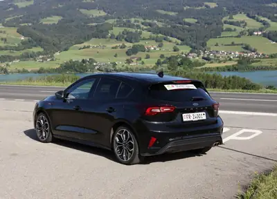 Ford Focus 1.0i EcoBoost Hybrid 155 ST-Line — Compacte hybride légère et économe — Armaturenbrett