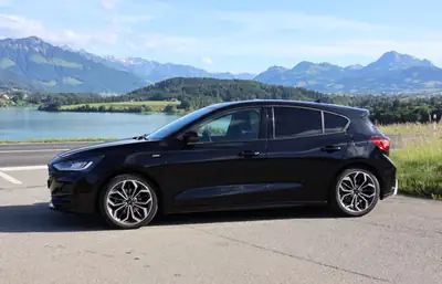 Ford Focus 1.0i EcoBoost Hybrid 155 ST-Line — Compacte hybride légère et économe — Innenraum