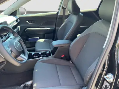 Hyundai Kona HEV Amplia — Hybride compact performant et économe — Miniature 9