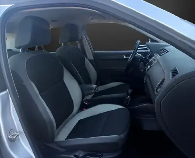 Skoda Fabia 1.2 TSI Ambition — Citadine fiable, révision faite et contrôle technique OK — Miniature 9