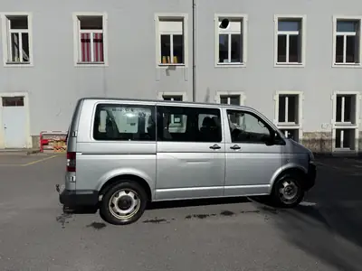 VW T5 — Monospace 9 places, boîte auto, diesel fiable — Heckansicht