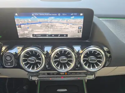 Mercedes-Benz GLA 200 AMG Line — SUV compact premium, 39 800 km seulement — arrière