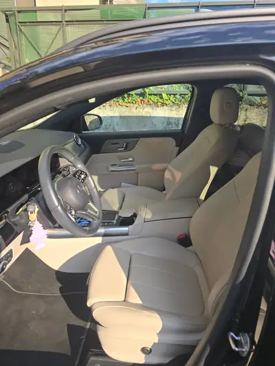 Mercedes-Benz GLA 200 AMG Line — SUV compact premium, 39 800 km seulement — côté