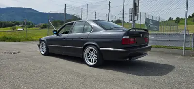 BMW M5 1989 — Berline de prestige, motorisation 315 ch, histoire automobile — côté