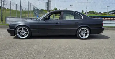 BMW M5 1989 — Berline de prestige, motorisation 315 ch, histoire automobile — arrière