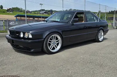 BMW M5 1989 — Berline de prestige, motorisation 315 ch, histoire automobile — vue extérieure