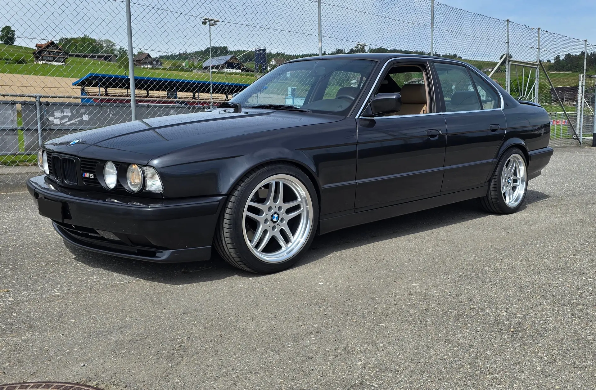 BMW M5 1989 — Berline de prestige, motorisation 315 ch, histoire automobile — vue extérieure