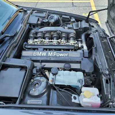 BMW M5 1989 — Berline de prestige, motorisation 315 ch, histoire automobile — tableau de bord