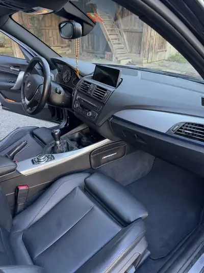 BMW 125i M-Paket — Berline sportive 218 ch, équipée et fiable — vista posteriore