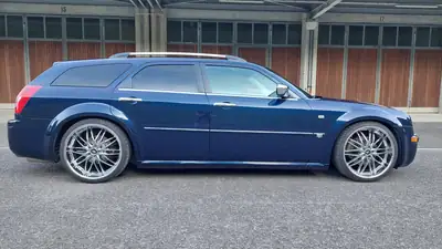 Chrysler 300C 5.7 V8 HEMI — Berline musclée americana, 78'000 km seulement — vista posteriore