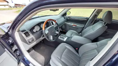 Chrysler 300C 5.7 V8 HEMI — Berline musclée americana, 78'000 km seulement — cruscotto
