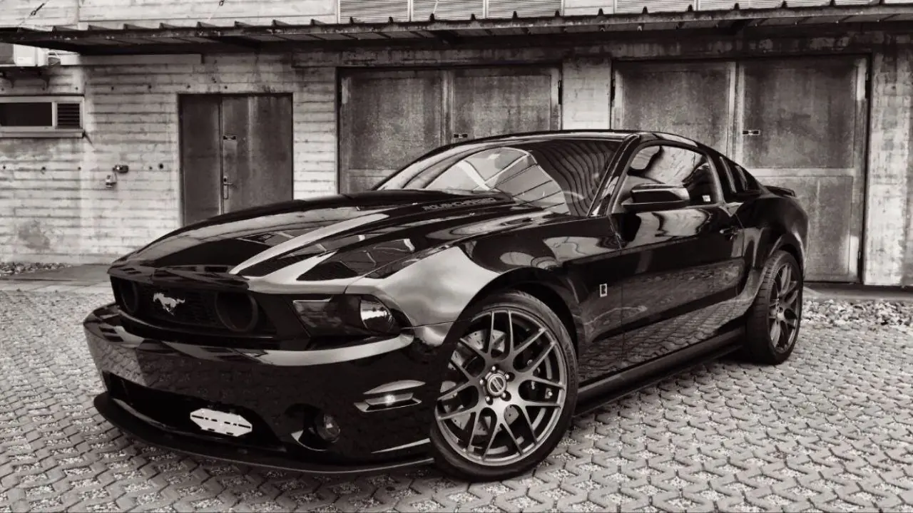 Ford Mustang Roush 2011 — Muscle-car légendaire, 700 ch purs — vista esterna
