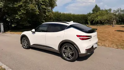 Genesis GV60 Dual Motor Sport AWD — SUV électrique haute performance, 27 500 km — Seitenansicht