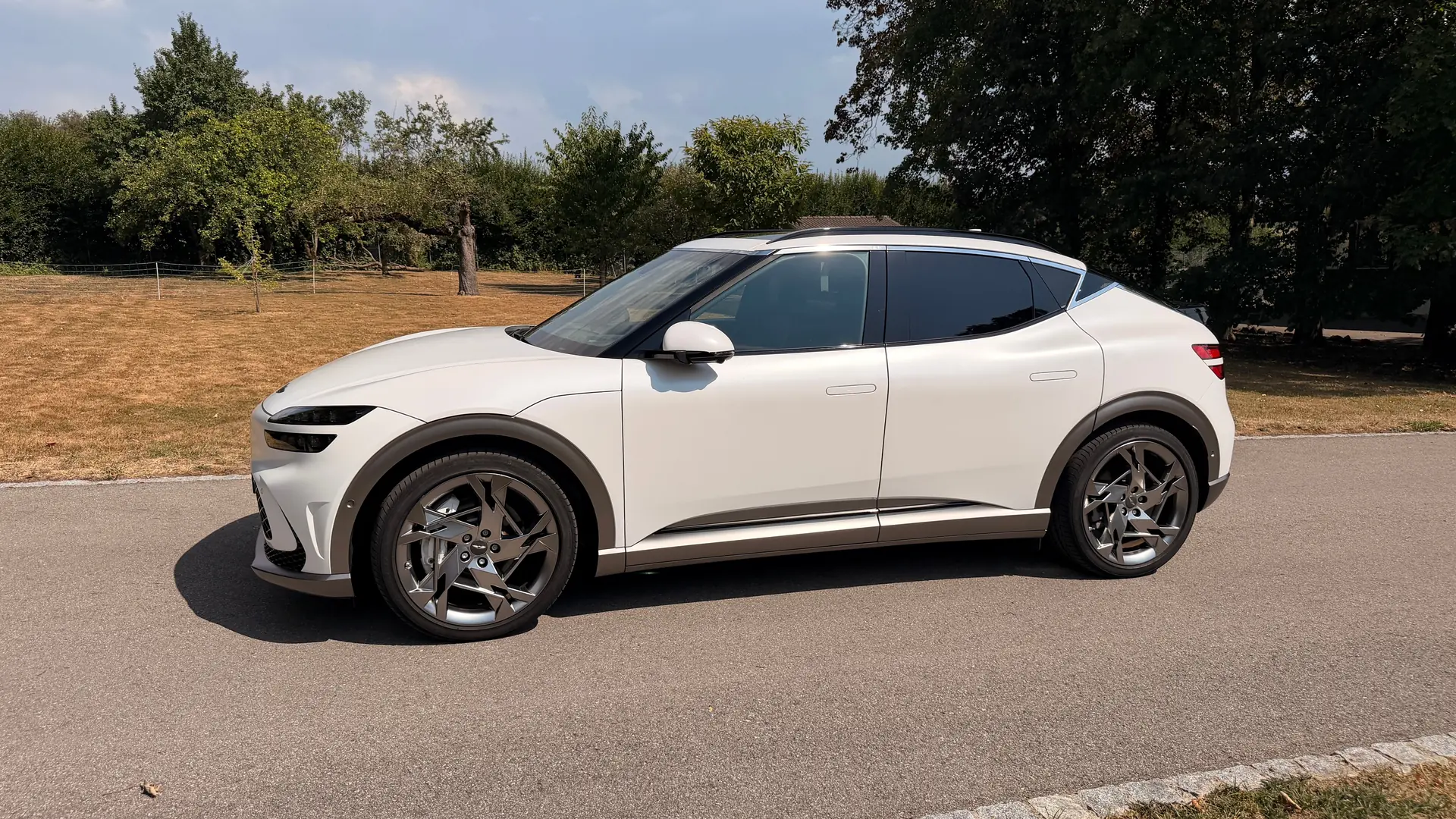 Genesis GV60 Dual Motor Sport AWD — SUV électrique haute performance, 27 500 km — Außenansicht