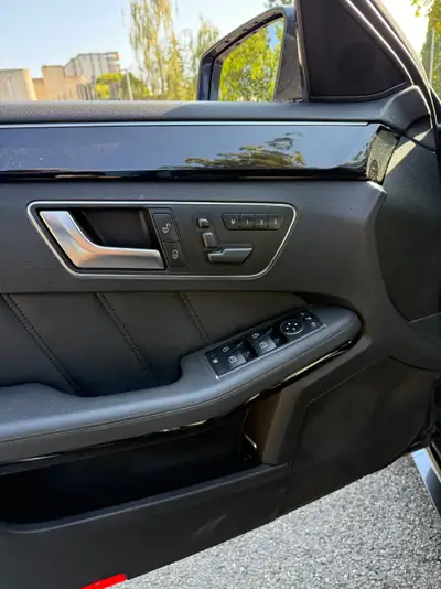 Mercedes-Benz E 300 CGI BlueEfficiency — Berline premium 4Matic, motorisation 252 ch — Miniature 8