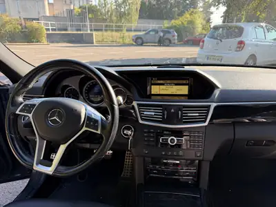 Mercedes-Benz E 300 CGI BlueEfficiency — Berline premium 4Matic, motorisation 252 ch — Miniature 16