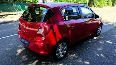 Opel Corsa 1.4 TP Color Edition — Citadine pétillante, rouge métallisé, 120 000 km — détail