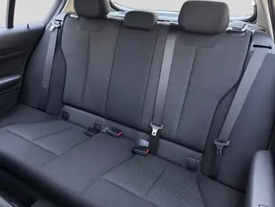 BMW 116i Urban Line Steptronic — Berline compacte fiable, 1 propriétaire, garantie incluse — intérieur