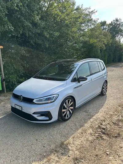 VW Touran 2.0 TDI Sport DSG — Monospace spacieux et économe pour familles — Heckansicht