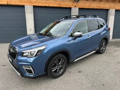Subaru Forester 2.0i e-Boxer Luxury — SUV hybride AWD, 75'000 km, sans accident — side view