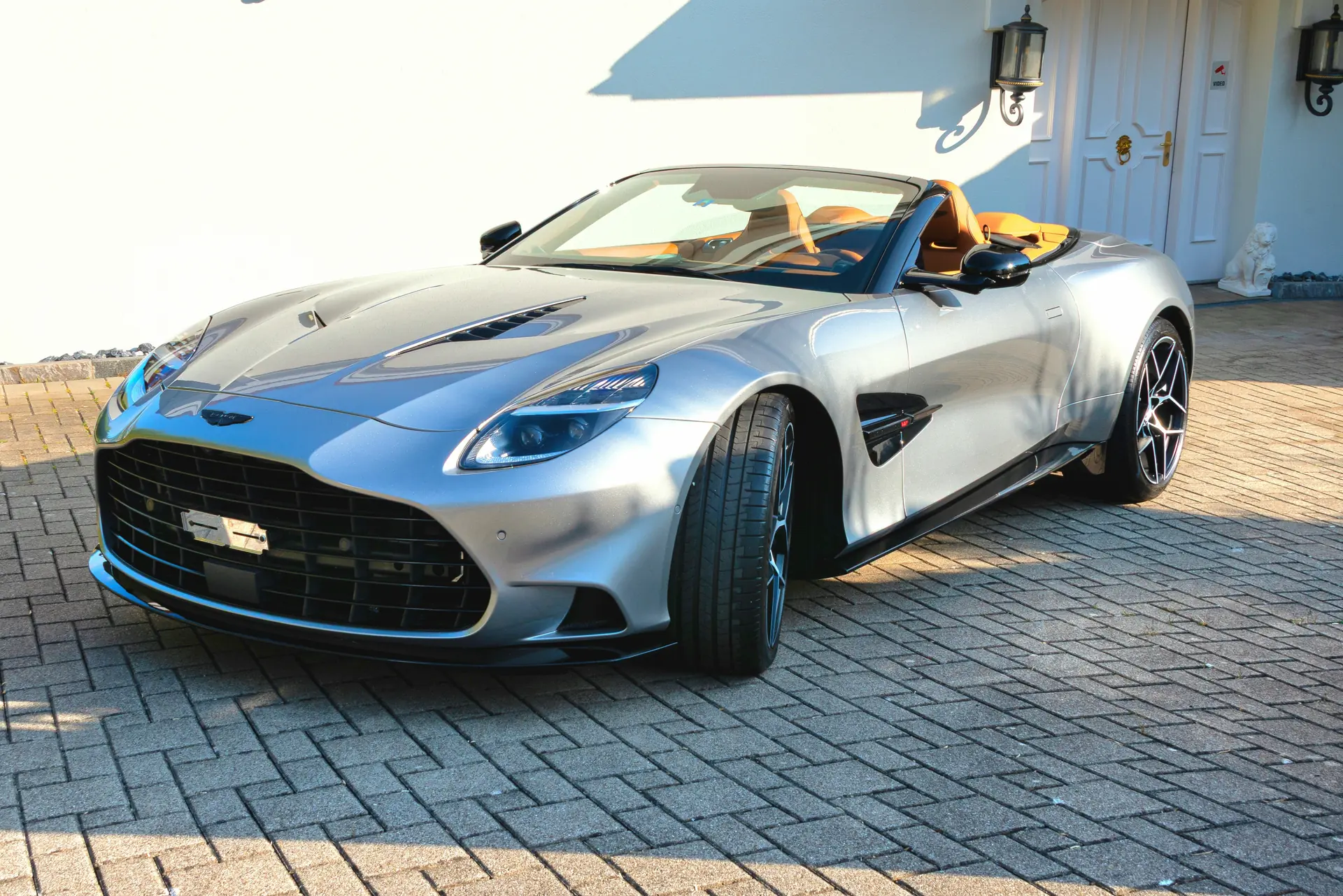 Aston Martin V12 Vanquish Volante — 835 ch, cabriolet légendaire, quasi neuf