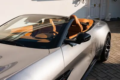 Aston Martin V12 Vanquish Volante — 835 ch, cabriolet légendaire, quasi neuf — fianco