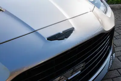 Aston Martin V12 Vanquish Volante — 835 ch, cabriolet légendaire, quasi neuf — vista posteriore