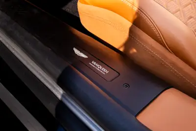 Aston Martin V12 Vanquish Volante — 835 ch, cabriolet légendaire, quasi neuf — cruscotto